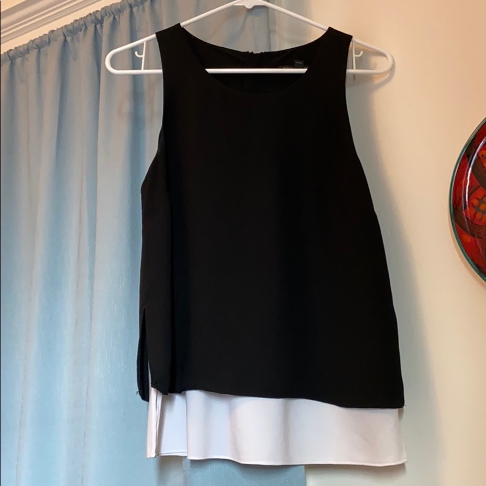 Banana republic B and W top size small zip back